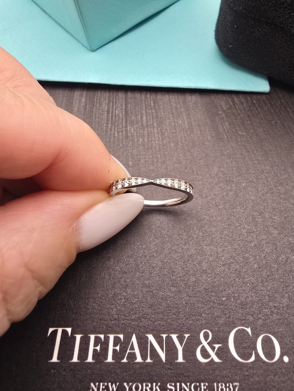 Authentic $3500 Tiffany Co Platinum 0,23 ct Diamond Band Ring, size 5,75